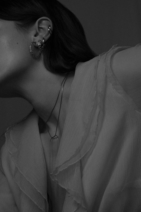 Odkryj unikalny urok kolekcji MUUN od UMIAR biżuteria w tych wyjątkowych kolczykach kołach. Ręcznie wykonane z żółtego złota próby 585, o średnicy 25 mm, prezentują wyjątkową fakturę nawiązującą do grubego męskiego łańcucha. 
