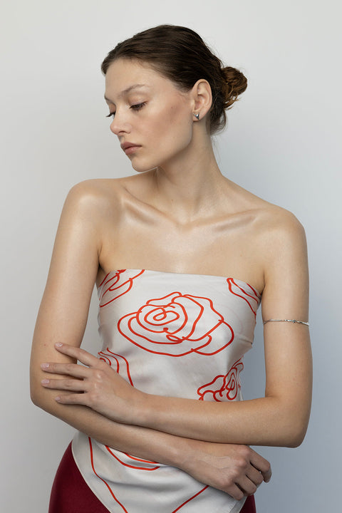 Odkryj wyjątkowe kolczyki z kolekcji PROFONDO ROSSO od UMIAR biżuteria. Te minimalistyczne, lecz eleganckie kolczyki na sztyfcie, wykonane ręcznie z różowego złota, zostały zainspirowane cierniem róży. Delikatnie inkrustowane dwoma naturalnymi rubinami, dodają subtelnego blasku i wyjątkowego charakteru. Podkreśl swój styl z kolekcją PROFONDO ROSSO.