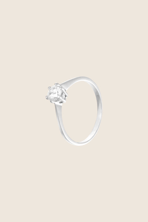 Odkryj prosty, a zarazem elegancki pierścionek z brylantem 0,500 ct od UMIAR biżuteria. Minimalistyczna oprawa eksponuje piękno i blask kamienia, idealny wybór dla ceniących klasyczną elegancję i wyrafinowany styl. Doskonały jako pierścionek zaręczynowy. Ręcznie wykonany z białego złota próby 585. Zamów teraz i dodaj blasku swojej miłości!