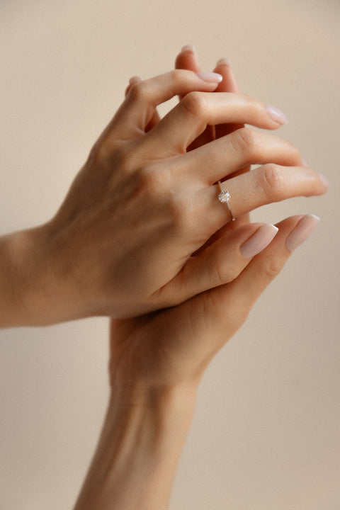 Odkryj prosty, a zarazem elegancki pierścionek z brylantem 0,500 ct od UMIAR biżuteria. Minimalistyczna oprawa eksponuje piękno i blask kamienia, idealny wybór dla ceniących klasyczną elegancję i wyrafinowany styl. Doskonały jako pierścionek zaręczynowy. Ręcznie wykonany z żółtego złota próby 585. Zamów teraz i dodaj blasku swojej miłości!