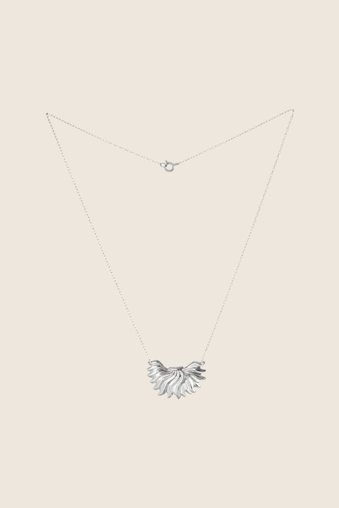 Dekoracyjny naszyjnik IGNIS w formie misternie rzeźbionego płomienia symbolizuje siłę, odwagę i miłość. Inspirowany duchem vintage, zachowuje nowoczesny charakter i pięknie układa się na dekolcie, podkreślając każdą stylizację. Ponadczasowy dodatek UMIAR biżuteria – odkryj i zamów online.