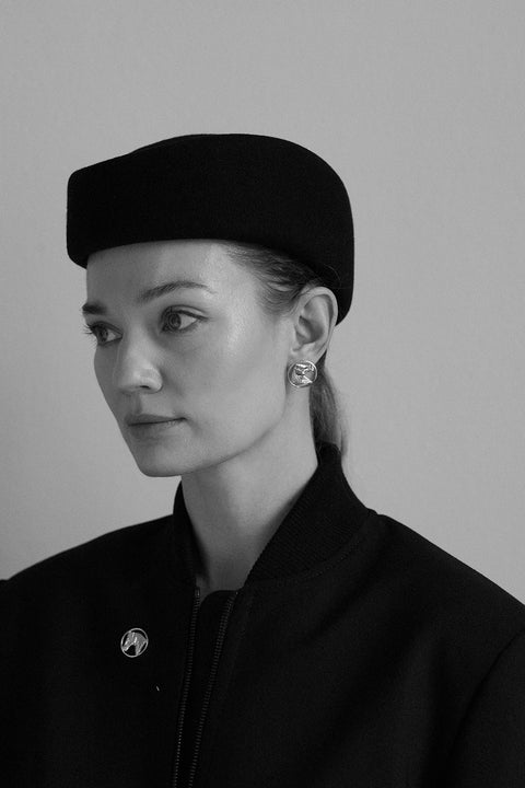 Elegancka szpilka do marynarki z rzeźbioną głową konia to stylowy dodatek inspirowany klasyczną męską garderobą. Precyzyjnie wykonana w srebrnym kole pięknie odbija światło i dodaje głębi każdej stylizacji. Idealna na uroczystości, spotkania i jako prezent dla miłośników koni, jeździectwa oraz wyjątkowego designu. Odkryj UMIAR biżuteria.