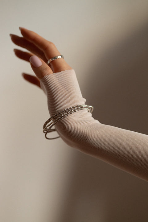 Odkryj elegancję z UMIAR biżuteria! Potrójna bransoletka typu bangle ze srebra, subtelnie fakturowana motywem splecionej liny, to ponadczasowy klasyk w nowoczesnym wydaniu. Idealna do codziennych i wieczorowych stylizacji. Z kolekcji AMORE – symbol spotkania serc. Dodaj wyjątkowy akcent do swojej kolekcji!