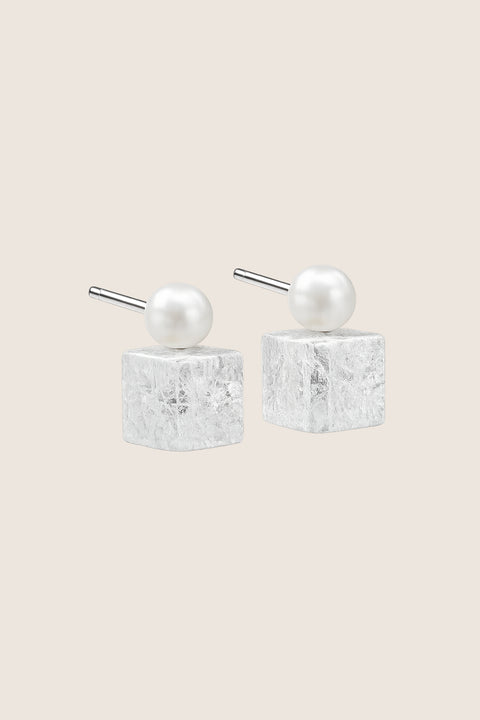 Elegant pearl and rock crystal stud earrings in sterling silver. A sculptural design created with BY THE RAY for Mother’s Day — celebrating feminine glow, clarity, and timeless beauty.