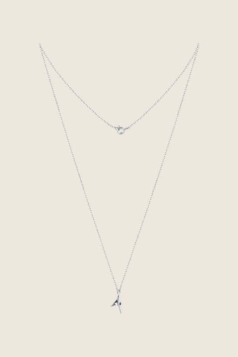 Odkryj nasz minimalistyczny naszyjnik z zawieszką inspirowaną delikatnym cierniem róży, doskonały dla podkreślenia eleganckiego charakteru. Subtelnie inkrustowana naturalnym rubinem o średnicy 2 mm i masie 0,05 ct. Całkowicie wykonany ręcznie ze szlachetnych materiałów: srebra 925 oraz srebra 925 pozłacanego 24-karatowym złotem.