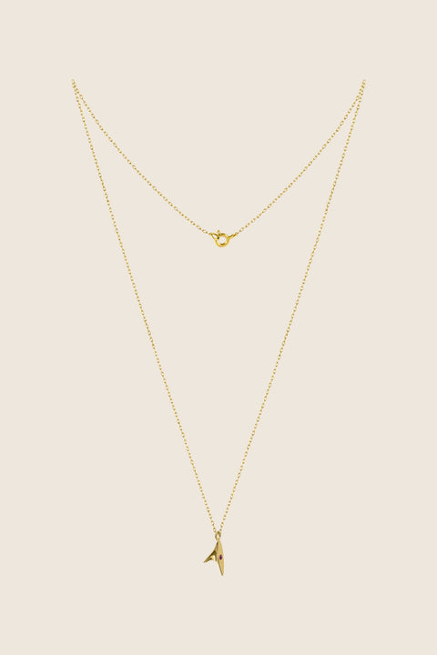 Odkryj nasz minimalistyczny naszyjnik z zawieszką inspirowaną delikatnym cierniem róży, doskonały dla podkreślenia eleganckiego charakteru. Subtelnie inkrustowana naturalnym rubinem o średnicy 2 mm i masie 0,05 ct. Całkowicie wykonany ręcznie ze szlachetnych materiałów: srebra 925 oraz srebra 925 pozłacanego 24-karatowym złotem.