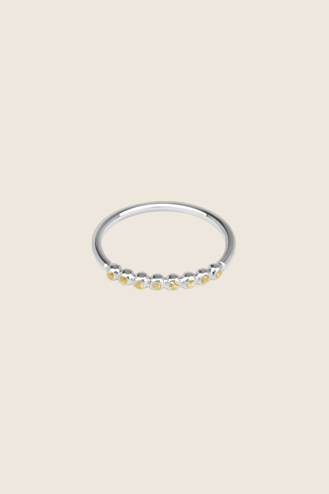 UMIAR biżuteria – elegancki pierścionek z ośmioma kamieniami (topazy, diamenty i inne) w koralikowej oprawie. Ręcznie wykonany ze srebra 925 lub pozłacanego złotem 24k. Klasyczny, nowoczesny, idealny na prezent lub jako codzienna ozdoba. Sprawdź i zamów online!