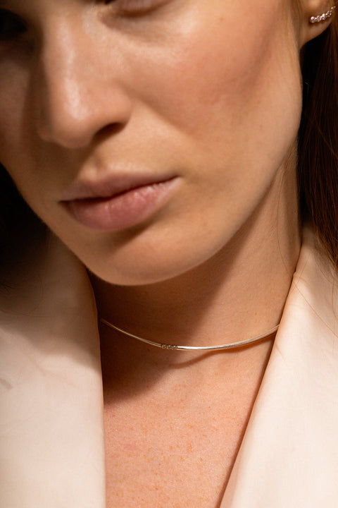 Odkryj elegancki choker od UMIAR biżuteria – ręcznie robiony naszyjnik z naturalnymi kamieniami, ze srebra 925 lub srebra pozłacanego 24-karatowym złotem. Idealny prezent, modny dodatek na co dzień i wieczór. Zamów online już dziś!