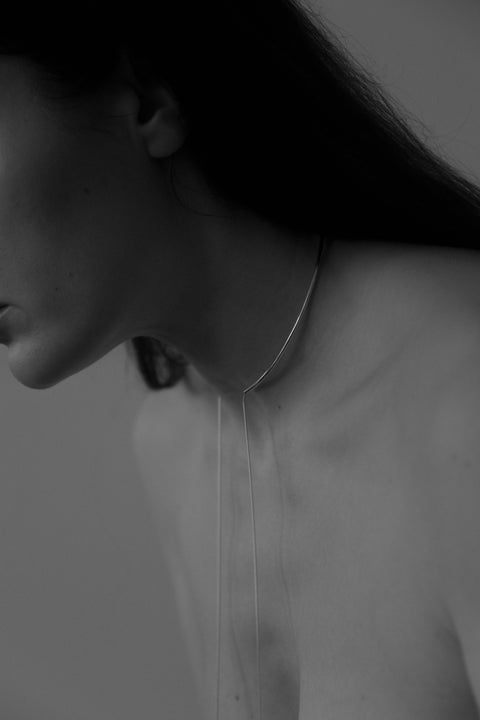 Odkryj ręcznie wykonany naszyjnik/choker od UMIAR biżuteria, łączący obręcz ORA, łańcuszek i rurki końcowe. Wykonany ze srebra 925, złoconego 24-karatowym złotem, oferuje wiele stylizacyjnych możliwości – wiązania, przeplatania lub swobodnego noszenia. Idealny do podkreślenia dekoltu na plecach. Dodaj wyjątkowy charakter swojej stylizacji. Kup teraz!