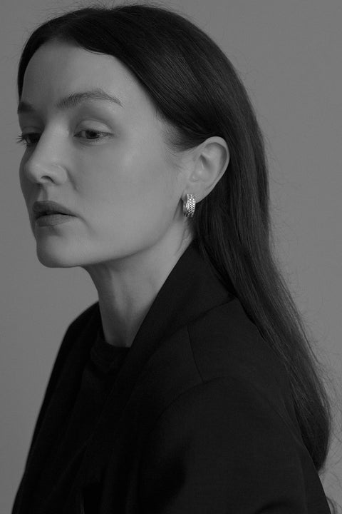 Złote kolczyki-koła z fakturowaną plecionką łączą nowoczesny charakter i ponadczasową elegancję. Ręcznie wykonane z żółtego złota 585 pięknie odbijają światło, tworząc subtelnie dynamiczny akcent w codziennych i wieczorowych stylizacjach. Poznaj wyjątkową jakość UMIAR biżuteria i zamów online.