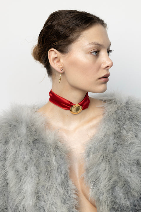 Wyjątkowy naszyjnik TAL z kolekcji PROFONDO ROSSO UMIAR biżuteria to połączenie elegancji i wyrafinowanego stylu. Zawieszony na szerokiej wstążce z naturalnego jedwabiu, ma formę delikatnego płatka róży. Wybierz kolor wstążki – ponadczasową czerń lub wyjątkowo modną czerwień, aby dopasować go do Twojego gustu i stylu. Nasz naszyjnik TAL można nosić na wiele sposobów - klasycznie blisko szyi, na dołączonej jedwabnej wstążce lub dowolnym łańcuszku z Twojej kolekcji.