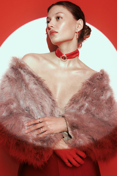 Wyjątkowy naszyjnik TAL z kolekcji PROFONDO ROSSO UMIAR biżuteria to połączenie elegancji i wyrafinowanego stylu. Zawieszony na szerokiej wstążce z naturalnego jedwabiu, ma formę delikatnego płatka róży. Wybierz kolor wstążki – ponadczasową czerń lub wyjątkowo modną czerwień, aby dopasować go do Twojego gustu i stylu. Nasz naszyjnik TAL można nosić na wiele sposobów - klasycznie blisko szyi, na dołączonej jedwabnej wstążce lub dowolnym łańcuszku z Twojej kolekcji.
