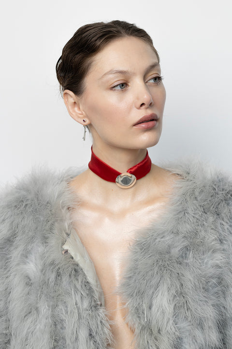 Wyjątkowy naszyjnik TAL z kolekcji PROFONDO ROSSO UMIAR biżuteria to połączenie elegancji i wyrafinowanego stylu. Zawieszony na szerokiej wstążce z naturalnego jedwabiu, ma formę delikatnego płatka róży. Wybierz kolor wstążki – ponadczasową czerń lub wyjątkowo modną czerwień, aby dopasować go do Twojego gustu i stylu. Nasz naszyjnik TAL można nosić na wiele sposobów - klasycznie blisko szyi, na dołączonej jedwabnej wstążce lub dowolnym łańcuszku z Twojej kolekcji.