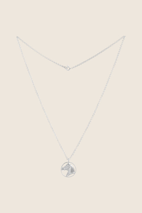 Elegancki naszyjnik z dwustronnie rzeźbioną zawieszką konia to wyjątkowy dodatek, który łączy symbolikę siły, wolności i ponadczasowej elegancji. Subtelnie podkreśla codzienne stylizacje, stając się osobistym talizmanem osób ceniących wyrafinowany styl. Dostępny w srebrze i srebrze pozłacanym. Odkryj UMIAR biżuteria i zamów online.