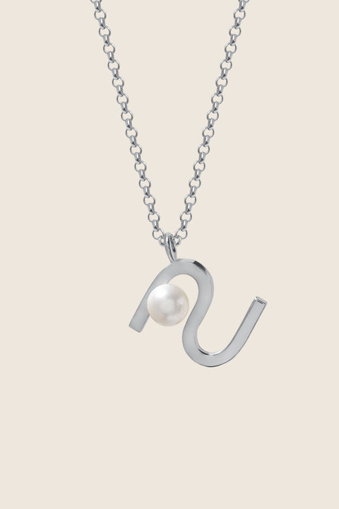 Elegancki naszyjnik z kolekcji UMIAR biżuteria to wyjątkowa forma monogramu-fali, otaczająca delikatną perłę. Ręcznie wykonany ze srebra 925 i srebra 925 pozłacanego 24-karatowym złotem, emanuje wyrafinowanym stylem i precyzją wykonania. Każdy element tego naszyjnika to połączenie inspiracji z rzemiosłem, tworząc niepowtarzalny design, który doskonale komponuje się z każdą stylizacją.