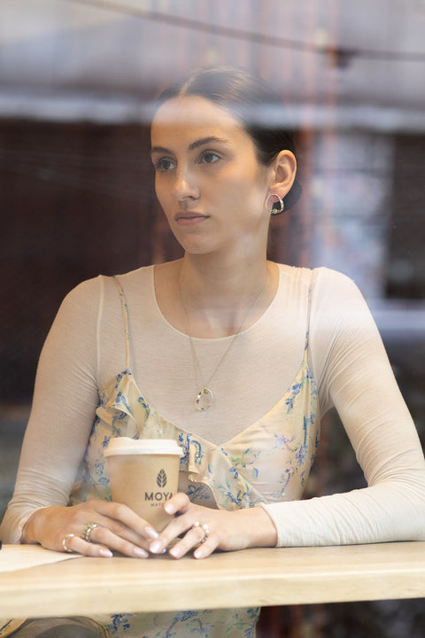 UMIAR biżuteria FEMINA – naszyjnik z naturalnym jaspisem w odcieniu matcha. Symbol kobiecej siły, autentyczności i harmonii. Limitowana edycja UMIAR x MOYA MATCHA. Odkryj i podaruj wyjątkowy prezent.