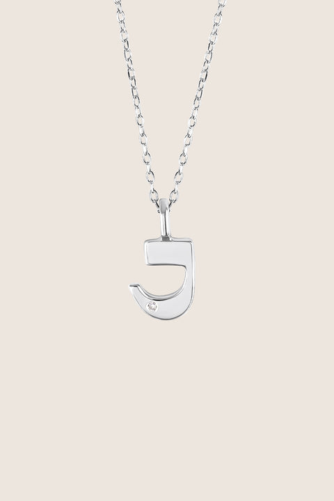 Subtelny wisiorek na łańcuszku w kształcie litery J, inkrustowany brylantem o masie 0,007 ct (1,2 mm). Ten elegancki naszyjnik jest idealnym dodatkiem do każdej stylizacji, podkreślając delikatność i wyrafinowany styl. Wykonany z najwyższej jakości materiałów, zapewnia trwałość i blask przez długi czas. Długość łańcuszka wynosi 50 cm, co sprawia, że wisiorek idealnie układa się na dekolcie. Dodaj subtelny akcent do swojej biżuterii z tym wyjątkowym wisiorkiem z literą Z i brylantem.
