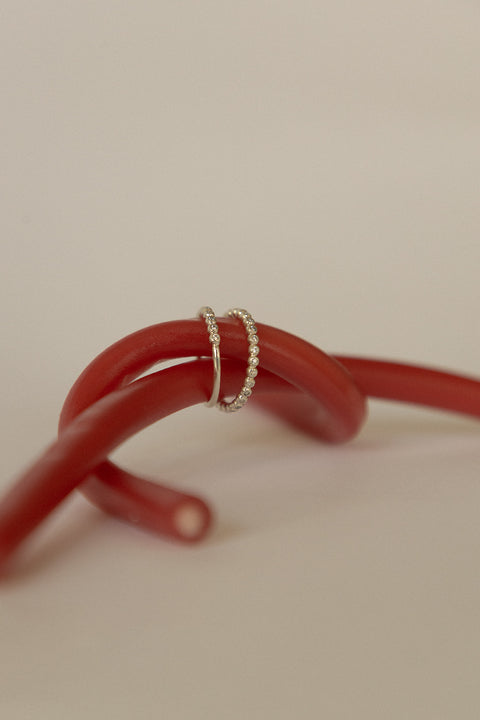 UMIAR biżuteria – elegancka obrączka inkrustowana diamentami lub szafirami w dekoracyjnej oprawie. Ręcznie wykonana ze srebra 925 lub pozłacanego 24k złotem. Idealna jako obrączka ślubna lub pierścionek zaręczynowy. Odkryj wyjątkową biżuterię z charakterem – zamów już teraz!