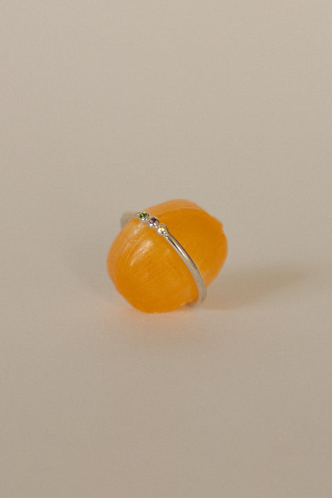 UMIAR biżuteria – minimalistyczny pierścionek z trzema kamieniami ILLE III (topaz, szafir i inne) w oryginalnej koralikowej oprawie. Ręcznie wykonany ze srebra 925 lub pozłacanego 24-karatowym złotem. Stylowy, elegancki i nowoczesny. Wybierz swój model i zamów już dziś!