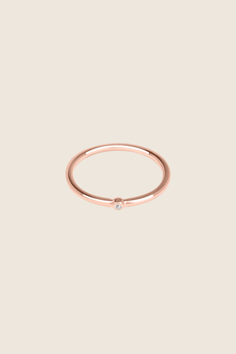 UMIAR biżuteria prezentuje minimalistyczny pierścionek-obrączkę z diamentem. Delikatna forma, ręczne wykonanie z 14-karatowego różowego złota. Odkryj subtelny luksus – zamów online już dziś!