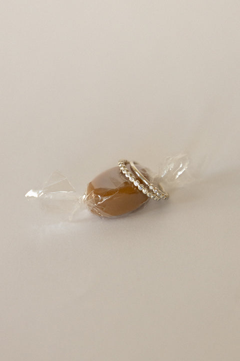 UMIAR biżuteria – elegancki pierścionek z ośmioma kamieniami (topazy, diamenty i inne) w koralikowej oprawie. Ręcznie wykonany ze srebra 925 lub pozłacanego złotem 24k. Klasyczny, nowoczesny, idealny na prezent lub jako codzienna ozdoba. Sprawdź i zamów online!