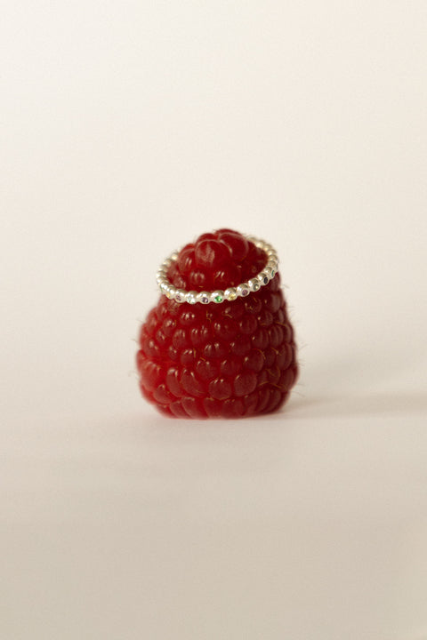 UMIAR biżuteria – elegancka obrączka inkrustowana diamentami lub szafirami w dekoracyjnej oprawie. Ręcznie wykonana ze srebra 925 lub pozłacanego 24k złotem. Idealna jako obrączka ślubna lub pierścionek zaręczynowy. Odkryj wyjątkową biżuterię z charakterem – zamów już teraz!