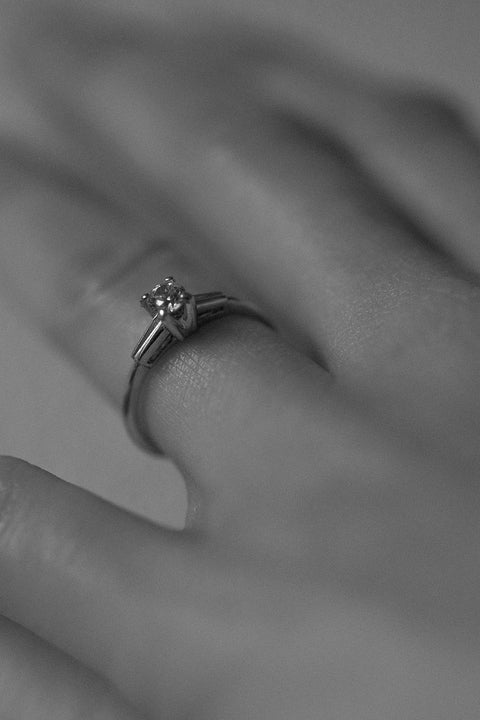 Odkryj prosty, a zarazem elegancki pierścionek z brylantem 0,400 ct od UMIAR biżuteria. Minimalistyczna oprawa eksponuje piękno i blask kamienia, idealny wybór dla ceniących klasyczną elegancję i wyrafinowany styl. Doskonały jako pierścionek zaręczynowy. Ręcznie wykonany z białego złota próby 585. Zamów teraz i dodaj blasku swojej miłości!