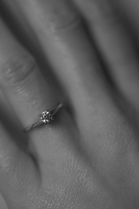 Odkryj prosty, a zarazem elegancki pierścionek z brylantem 0,400 ct od UMIAR biżuteria. Minimalistyczna oprawa eksponuje piękno i blask kamienia, idealny wybór dla ceniących klasyczną elegancję i wyrafinowany styl. Doskonały jako pierścionek zaręczynowy. Ręcznie wykonany z białego złota próby 585. Zamów teraz i dodaj blasku swojej miłości!