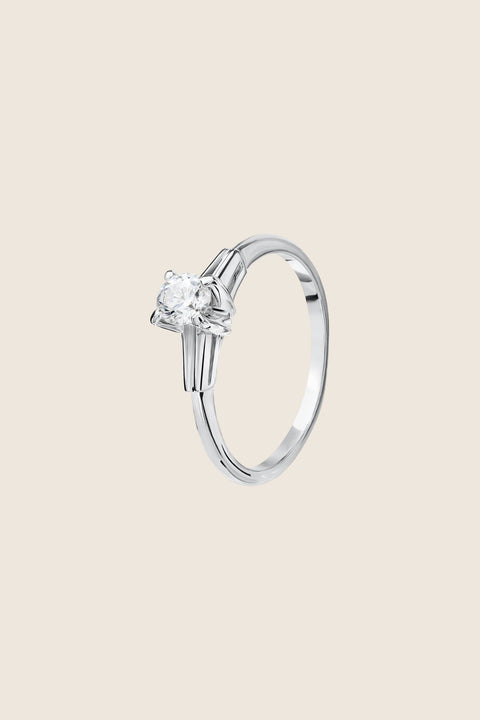 Odkryj prosty, a zarazem elegancki pierścionek z brylantem 0,400 ct od UMIAR biżuteria. Minimalistyczna oprawa eksponuje piękno i blask kamienia, idealny wybór dla ceniących klasyczną elegancję i wyrafinowany styl. Doskonały jako pierścionek zaręczynowy. Ręcznie wykonany z białego złota próby 585. Zamów teraz i dodaj blasku swojej miłości!