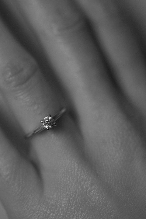 Odkryj prosty, a zarazem elegancki pierścionek z brylantem 0,400 ct od UMIAR biżuteria. Minimalistyczna oprawa eksponuje piękno i blask kamienia, idealny wybór dla ceniących klasyczną elegancję i wyrafinowany styl. Doskonały jako pierścionek zaręczynowy. Ręcznie wykonany z żółtego złota próby 585. Zamów teraz i dodaj blasku swojej miłości!
