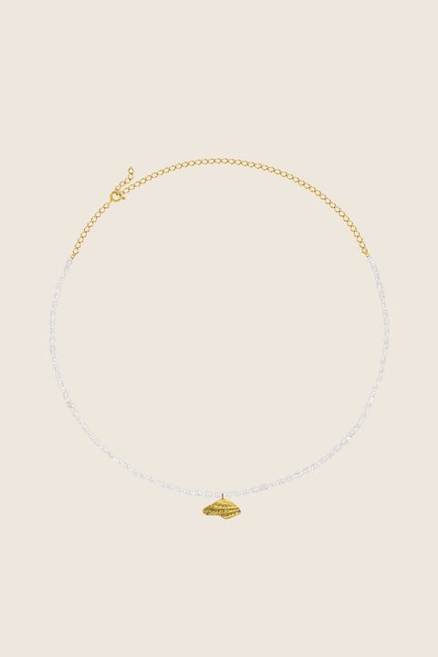 Wyjątkowy naszyjnik choker, stworzony z połączenia srebrnego łańcuszka, delikatnego wisiorka w kształcie połamanej muszli i naturalnych pereł. Regulowana długość łańcuszka pozwala nosić go przy szyi lub nieco niżej. Ręcznie wykonany ze szlachetnych materiałów przez UMIAR biżuteria. Dostępny w dwóch wariantach: srebrze 925 i srebrze 925 pozłacanym 24-karatowym złotem.