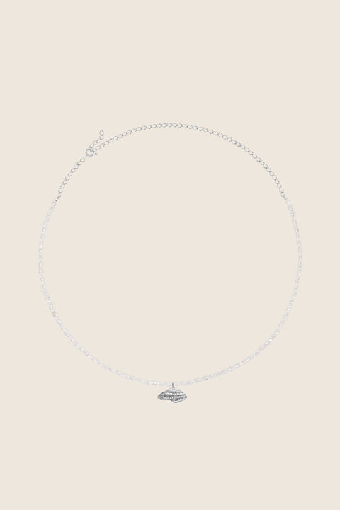 Wyjątkowy naszyjnik choker, stworzony z połączenia srebrnego łańcuszka, delikatnego wisiorka w kształcie połamanej muszli i naturalnych pereł. Regulowana długość łańcuszka pozwala nosić go przy szyi lub nieco niżej. Ręcznie wykonany ze szlachetnych materiałów przez UMIAR biżuteria. Dostępny w dwóch wariantach: srebrze 925 i srebrze 925 pozłacanym 24-karatowym złotem.