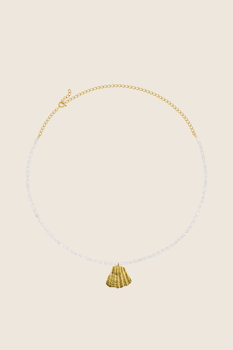 Wyjątkowy naszyjnik choker, stworzony z połączenia srebrnego łańcuszka, delikatnego wisiorka w kształcie połamanej muszli i naturalnych pereł. Regulowana długość łańcuszka pozwala nosić go przy szyi lub nieco niżej. Ręcznie wykonany ze szlachetnych materiałów przez UMIAR biżuteria. Dostępny w dwóch wariantach: srebrze 925 i srebrze 925 pozłacanym 24-karatowym złotem.