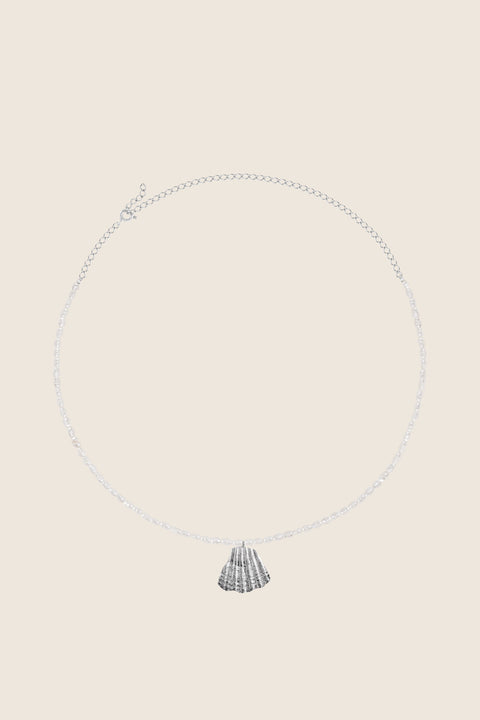 Wyjątkowy naszyjnik choker, stworzony z połączenia srebrnego łańcuszka, delikatnego wisiorka w kształcie połamanej muszli i naturalnych pereł. Regulowana długość łańcuszka pozwala nosić go przy szyi lub nieco niżej. Ręcznie wykonany ze szlachetnych materiałów przez UMIAR biżuteria. Dostępny w dwóch wariantach: srebrze 925 i srebrze 925 pozłacanym 24-karatowym złotem.
