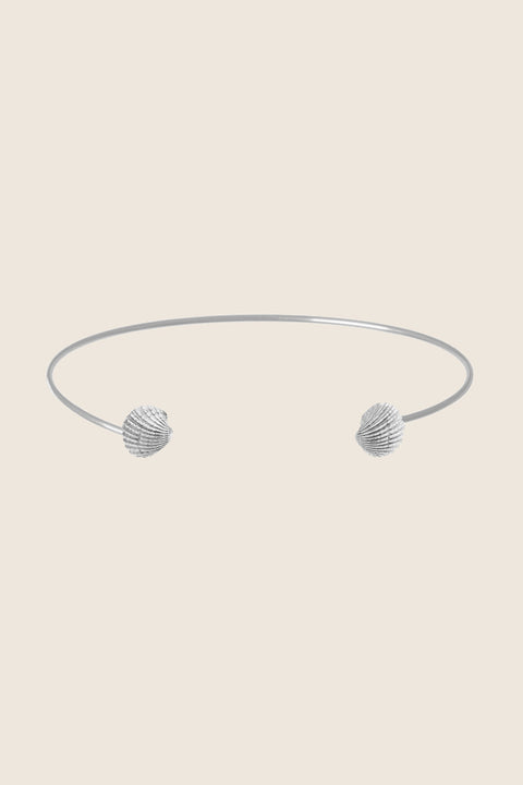 Odkryj sztywny choker z muszelkami na końcach od UMIAR biżuteria, idealny na lato. Wykonany ze szlachetnych materiałów: srebra 925 lub srebra 925 pozłacanego 24-karatowym złotem. Inspirująca kolekcja biżuterii ESTAS, oddająca ducha współczesnej nomadki, podkreśli bliskość z naturą i egzotyczny styl podróży. Dopełnij swoją letnią stylizację. Kup teraz!