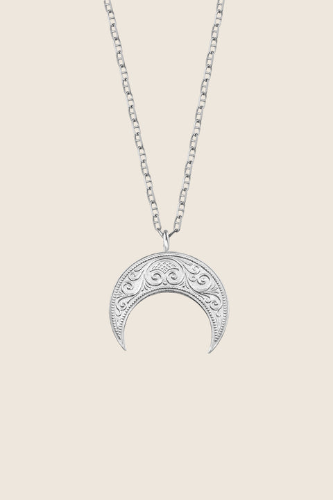 Dodaj odrobinę magii do swojej biżuterii dzięki wisiorkowi lunula w kształcie księżyca od UMIAR biżuteria. Ten elegancki model, wykonany z białego złota próby 585, pochodzi z kolekcji Vintage Touche. Inspiracją do jego stworzenia były formy odlewnicze z minionych lat, odnalezione i przywrócone do życia. Wzory wcielają w sobie ducha vintage, a jednocześnie nawiązują do stylu art deco, choć w nowoczesnym ujęciu. Odkryj wyjątkowy urok tego wisiorka i dodaj mu wyjątkowego blasku!