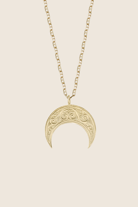 Dodaj odrobinę magii do swojej biżuterii dzięki wisiorkowi lunula w kształcie księżyca od UMIAR biżuteria. Ten elegancki model, wykonany z żółtego złota próby 585, pochodzi z kolekcji Vintage Touche. Inspiracją do jego stworzenia były formy odlewnicze z minionych lat, odnalezione i przywrócone do życia. Wzory wcielają w sobie ducha vintage, a jednocześnie nawiązują do stylu art deco, choć w nowoczesnym ujęciu. Odkryj wyjątkowy urok tego wisiorka i dodaj mu wyjątkowego blasku!