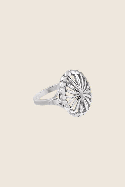 Elegancki pierścionek inspirowany art deco od UMIAR biżuteria, ręcznie wykonany z białego złota próby 585. Pochodzący z kolekcji Vintage Touche, zachowuje ducha vintage i nawiązuje do stylu art deco. Unikalne wzory dodają wyjątkowego charakteru. Dodaj klasy i elegancji swoim stylizacjom!