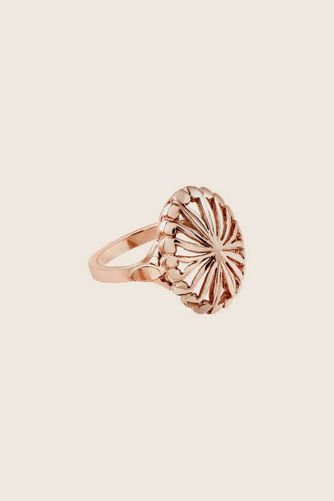 Elegancki pierścionek inspirowany art deco od UMIAR biżuteria, ręcznie wykonany z różowego złota próby 585. Pochodzący z kolekcji Vintage Touche, zachowuje ducha vintage i nawiązuje do stylu art deco. Unikalne wzory dodają wyjątkowego charakteru. Dodaj klasy i elegancji swoim stylizacjom!