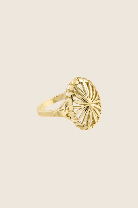 Elegancki pierścionek inspirowany art deco od UMIAR biżuteria, ręcznie wykonany z żółtego złota próby 585. Pochodzący z kolekcji Vintage Touche, zachowuje ducha vintage i nawiązuje do stylu art deco. Unikalne wzory dodają wyjątkowego charakteru. Dodaj klasy i elegancji swoim stylizacjom!