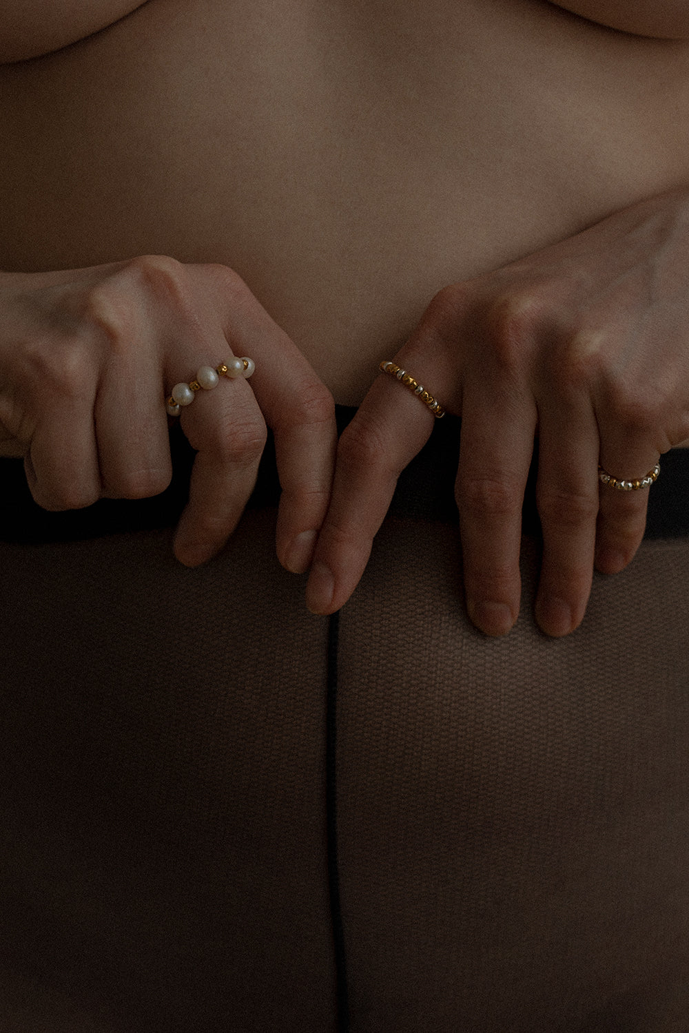 elastyczny pierścionek na gumce perły złocone koraliki FINA BACCA biżuteria UMIAR