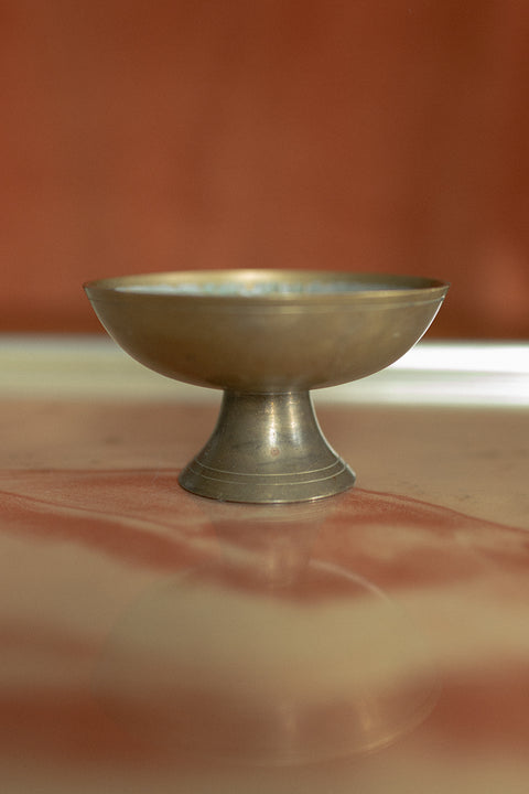 Elegancka mosiężna szkatułka na smukłej nóżce od UMIAR biżuteria, z wieczkiem ozdobionym techniką cloisonné. Idealna do przechowywania drobiazgów i biżuterii, dekorowana secesyjnym, kwiatowym motywem wewnątrz. Perfekcyjny ozdobny element wnętrza, łączący funkcjonalność z estetyką. Dodaj luksusu do swojego domu!