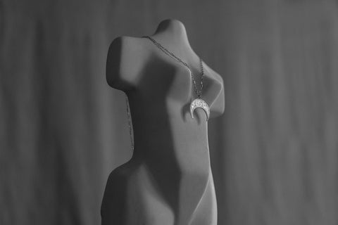 Dodaj odrobinę magii do swojej biżuterii dzięki wisiorkowi w kształcie księżyca od UMIAR biżuteria. Ten elegancki model, wykonany z żółtego złota próby 585, pochodzi z kolekcji Vintage Touche. Inspiracją do jego stworzenia były formy odlewnicze z minionych lat, odnalezione i przywrócone do życia. Wzory wcielają w sobie ducha vintage, a jednocześnie nawiązują do stylu art deco, choć w nowoczesnym ujęciu. Odkryj wyjątkowy urok tego wisiorka i dodaj mu wyjątkowego blasku!