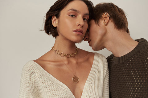 Podkreśl swój wyjątkowy styl dzięki naszemu chokerowi typu łańcuch z kolekcji WIĘZI UMIAR biżuteria. Wykonany ręcznie z setek delikatnych ogniw, ten choker emanuje elegancją i subtelnością. Z długością 42 cm doskonale dopasowuje się do szyi, dodając niepowtarzalnego uroku każdej stylizacji. Dostępny w dwóch wariantach: srebrze 925 oraz srebrze 925 pozłacanym 24-karatowym złotem, ten model to połączenie tradycyjnych rzemieślniczych technik z nowoczesnym wzornictwem.