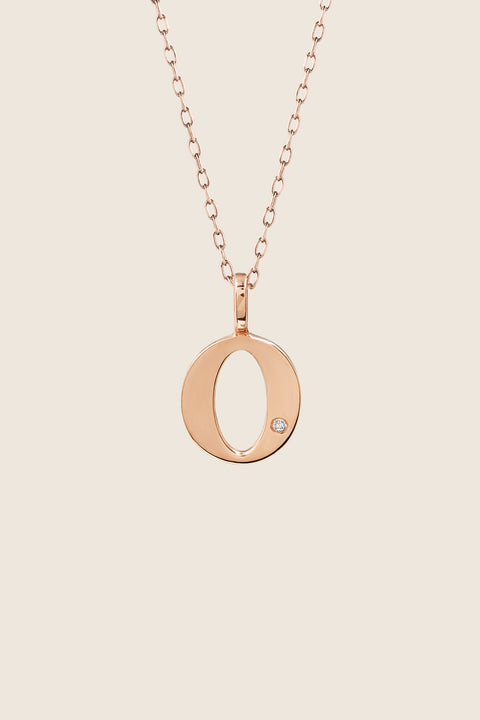 Subtelny wisiorek na łańcuszku w kształcie litery O, inkrustowany brylantem o masie 0,007 ct (1,2 mm). Ten elegancki naszyjnik jest idealnym dodatkiem do każdej stylizacji, podkreślając delikatność i wyrafinowany styl. Wykonany z najwyższej jakości materiałów, zapewnia trwałość i blask przez długi czas. Długość łańcuszka wynosi 50 cm, co sprawia, że wisiorek idealnie układa się na dekolcie. Dodaj subtelny akcent do swojej biżuterii z tym wyjątkowym wisiorkiem z literą O i brylantem.