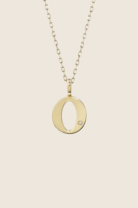 Subtelny wisiorek na łańcuszku w kształcie litery O, inkrustowany brylantem o masie 0,007 ct (1,2 mm). Ten elegancki naszyjnik jest idealnym dodatkiem do każdej stylizacji, podkreślając delikatność i wyrafinowany styl. Wykonany z najwyższej jakości materiałów, zapewnia trwałość i blask przez długi czas. Długość łańcuszka wynosi 50 cm, co sprawia, że wisiorek idealnie układa się na dekolcie. Dodaj subtelny akcent do swojej biżuterii z tym wyjątkowym wisiorkiem z literą O i brylantem.
