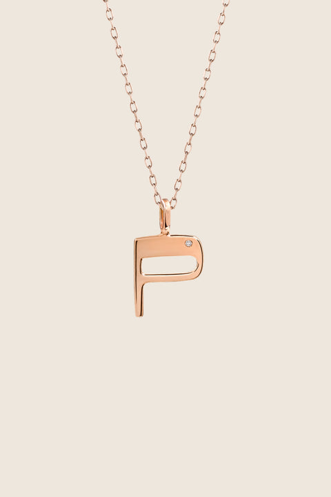 Subtelny wisiorek na łańcuszku w kształcie litery P, inkrustowany brylantem o masie 0,007 ct (1,2 mm). Ten elegancki naszyjnik jest idealnym dodatkiem do każdej stylizacji, podkreślając delikatność i wyrafinowany styl. Wykonany z najwyższej jakości materiałów, zapewnia trwałość i blask przez długi czas. Długość łańcuszka wynosi 50 cm, co sprawia, że wisiorek idealnie układa się na dekolcie. Dodaj subtelny akcent do swojej biżuterii z tym wyjątkowym wisiorkiem z literą P i brylantem.