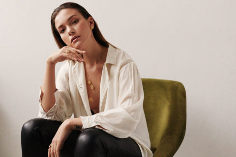 Stylowe kolczyki na sztyfcie w kształcie kwiatów, ręcznie wykonane z żółtego złota próby 585. Średnica 22 mm. UMIAR biżuteria w kolekcji Vintage Touche łączy art deco i vintage, oferując eleganckie akcesoria dla każdej okazji.