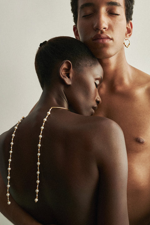 Odkryj wyjątkowy naszyjnik typu choker od UMIAR biżuteria, który łączy elegancką obręcz ORA z naprzemiennie ułożonymi naturalnymi perłami i koralikami. Ta biżuteria daje ogromne możliwości stylizacyjne - ozdobne sznury można przeplatać lub nosić swobodnie. Doskonały jako efektowne dopełnienie dekoltu na plecach. Obręcz i koraliki wykonane ze srebra próby 925, złocone 24-karatowym złotem. Spraw sobie luksus biżuterii, który podkreśli Twój niepowtarzalny styl. Kup teraz!