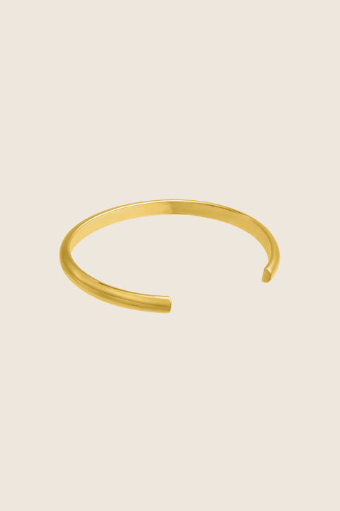 Elegancka bransoletka z kolekcji ESTAS UMIAR biżuteria, wykonana ręcznie z sztywnej srebrnej rury o przekroju półkola. Minimalistyczny design nadaje jej wyjątkowy wygląd, idealny na różne okazje. Dostępna w wersji srebrnej i pozłacanej 24-karatowym złotem. Inspiracja naturą i podróżami, doskonała harmonia prostoty i elegancji.